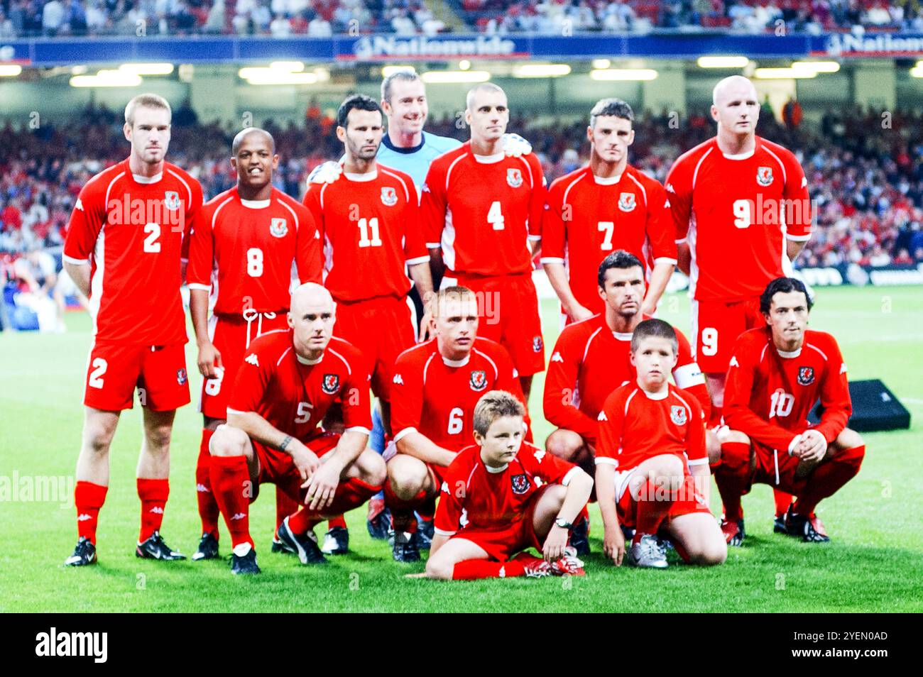 Galles posa per una foto della squadra prima del calcio d'inizio. GALLES contro FINLANDIA partita di qualificazione al gruppo 9 per i 2004 Euro al Millennium Stadium di Cardiff, Galles, Regno Unito, il 10 settembre 2003. Il gioco si concluse nel 1-1, dentando i cambiamenti gallesi di qualificazione automatica. Fotografia: ROB WATKINS. INFO: La campagna di qualificazione del Galles per il Campionato europeo UEFA 2004 è stata memorabile ma in ultima analisi straziante. Guidati dal manager Mark Hughes e con stelle come Ryan Giggs, raggiunsero la fase dei playoff ma mancarono di poco la qualificazione, perdendo contro la Russia nonostante le forti prestazioni. Foto Stock