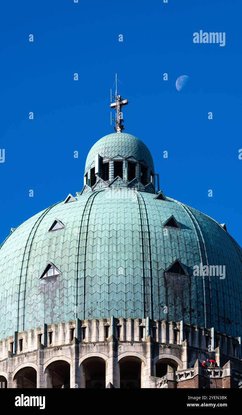 Particolare della Basilica Nazionale del Sacro cuore di Koekelberg, regione di Bruxelles capitale, Belgio, 23 ottobre 2024 Foto Stock