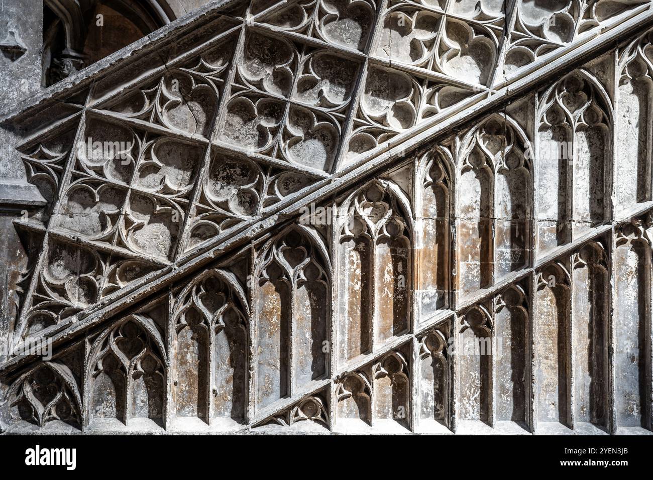 La scalinata del XV secolo per la biblioteca medievale, all'interno della cattedrale di Rouen, detta anche cattedrale di Notre-Dame, in stile gotico, Rouen, Normandia, Francia Foto Stock