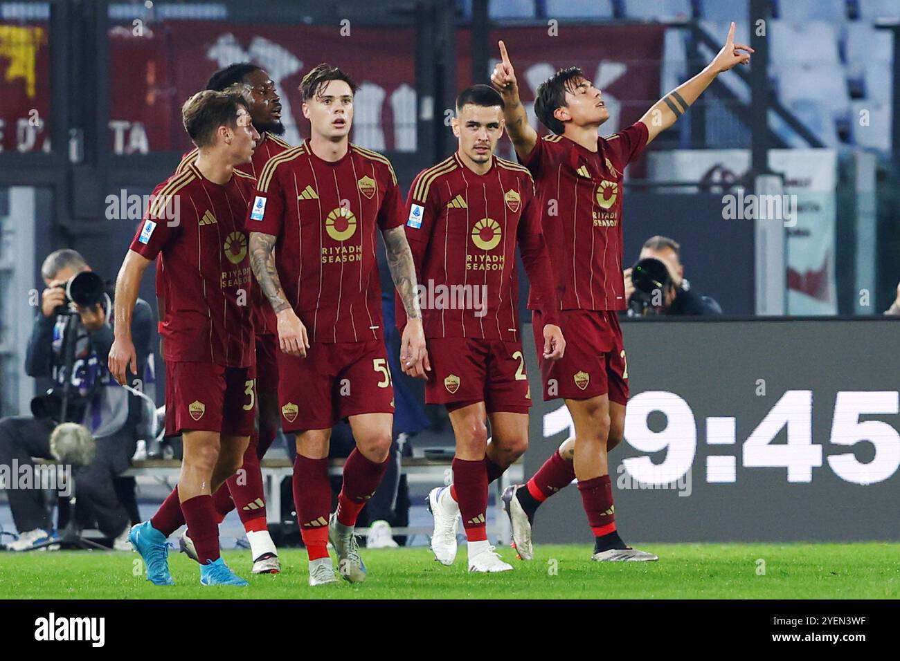 Roma, Italia. 31 ottobre 2024. Paulo Dybala di Roma festeggia con i suoi compagni di squadra dopo aver segnato 1-0 gol durante il campionato italiano di serie A tra AS Roma e Torino FC il 31 ottobre 2024 allo Stadio Olimpico di Roma. Crediti: Federico Proietti / Alamy Live News Foto Stock