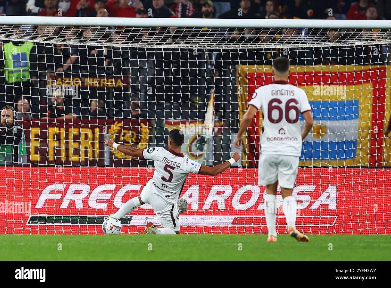 Roma, Italia. 31 ottobre 2024. Paulo Dybala della Roma segna 1-0 gol durante la partita di campionato italiano di serie A tra AS Roma e Torino FC il 31 ottobre 2024 allo Stadio Olimpico di Roma. Crediti: Federico Proietti / Alamy Live News Foto Stock