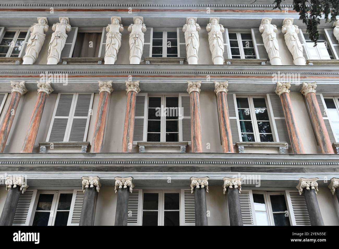 Casa storica, Casa neoclassica delle Cariatidi (1840-1847) di Louis Cassia, Foix Ariège Francia Foto Stock