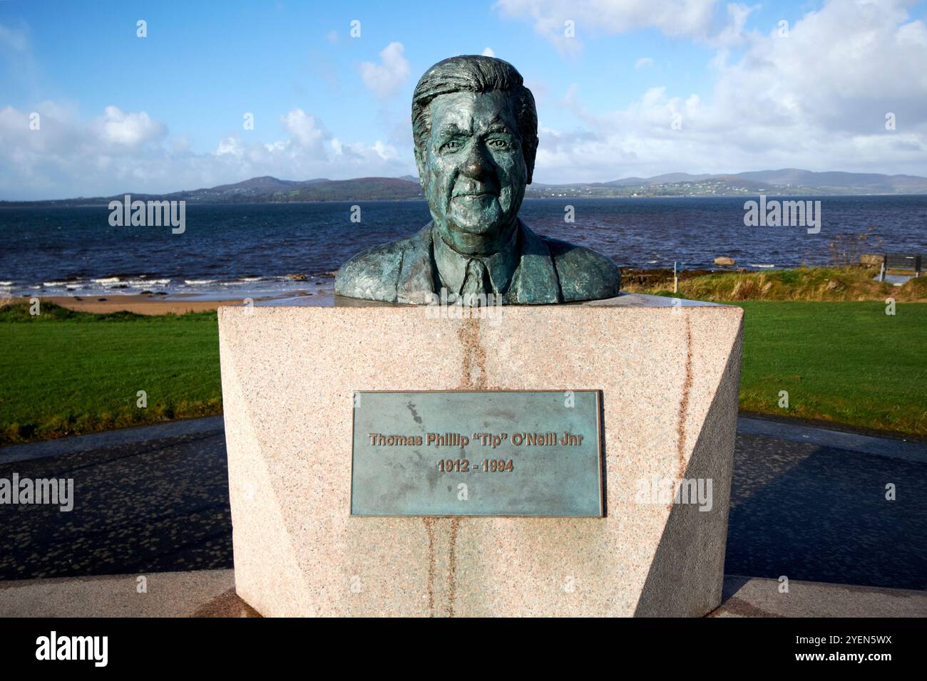 statua di thomas phillip tip oneill jnr in ladies bay lough swilly buncrana, contea di donegal, repubblica d'irlanda Foto Stock