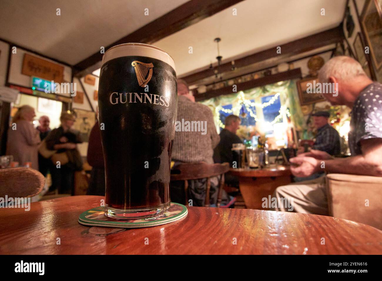 una pinta di guinness in una sessione di musica tradizionale irlandese nello shamrock bar falcarragh, contea di donegal, repubblica d'irlanda Foto Stock
