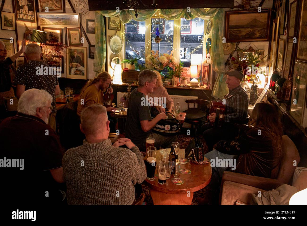 sessione di musica tradizionale irlandese allo shamrock bar falcarragh, contea di donegal, repubblica d'irlanda Foto Stock