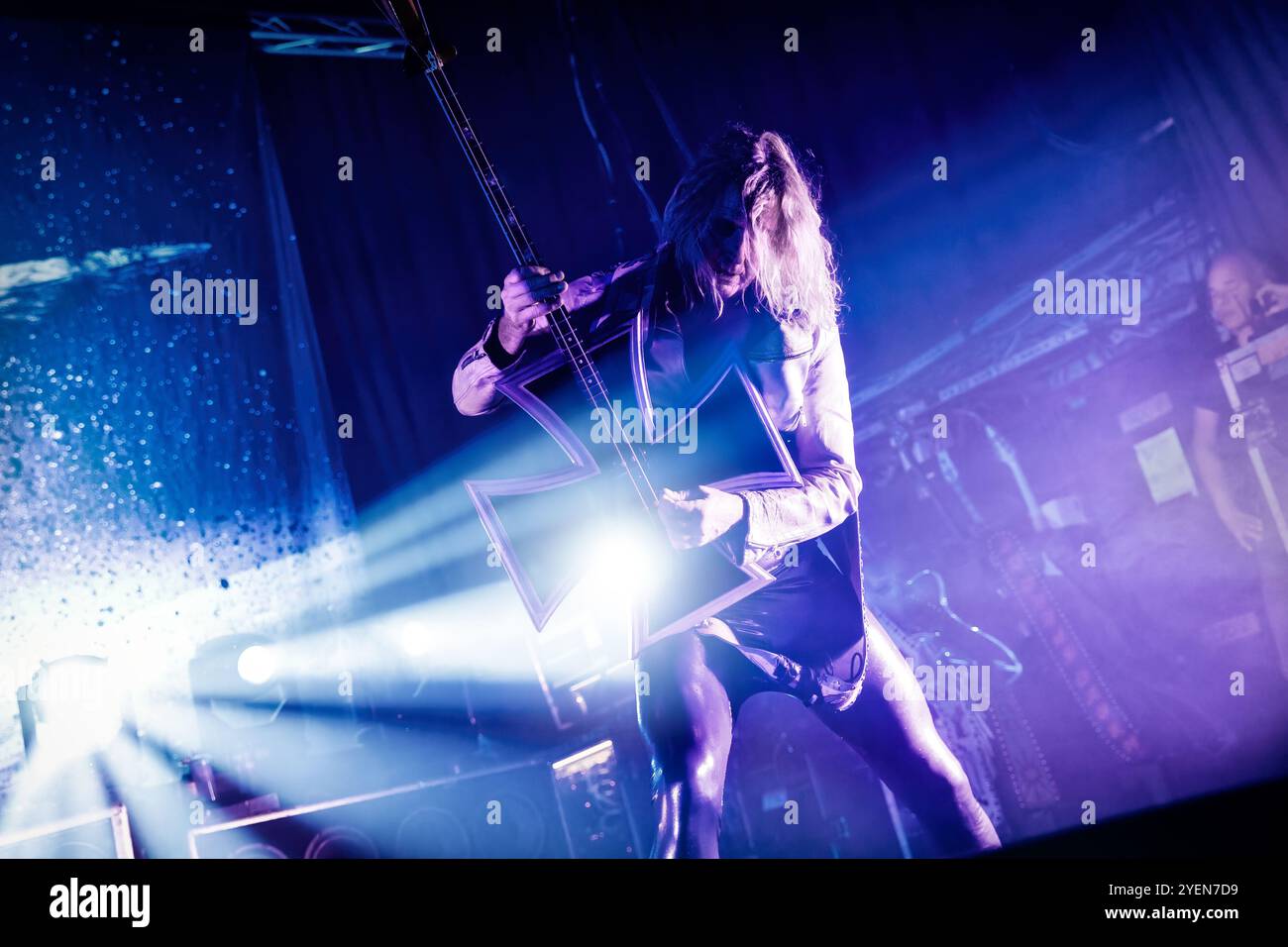 Oslo, Norvegia. 24 ottobre 2024. La rock band danese D-A-D esegue un concerto dal vivo al Sentrum Scene di Oslo. Qui il bassista Stig Pedersen viene visto dal vivo sul palco. Foto Stock