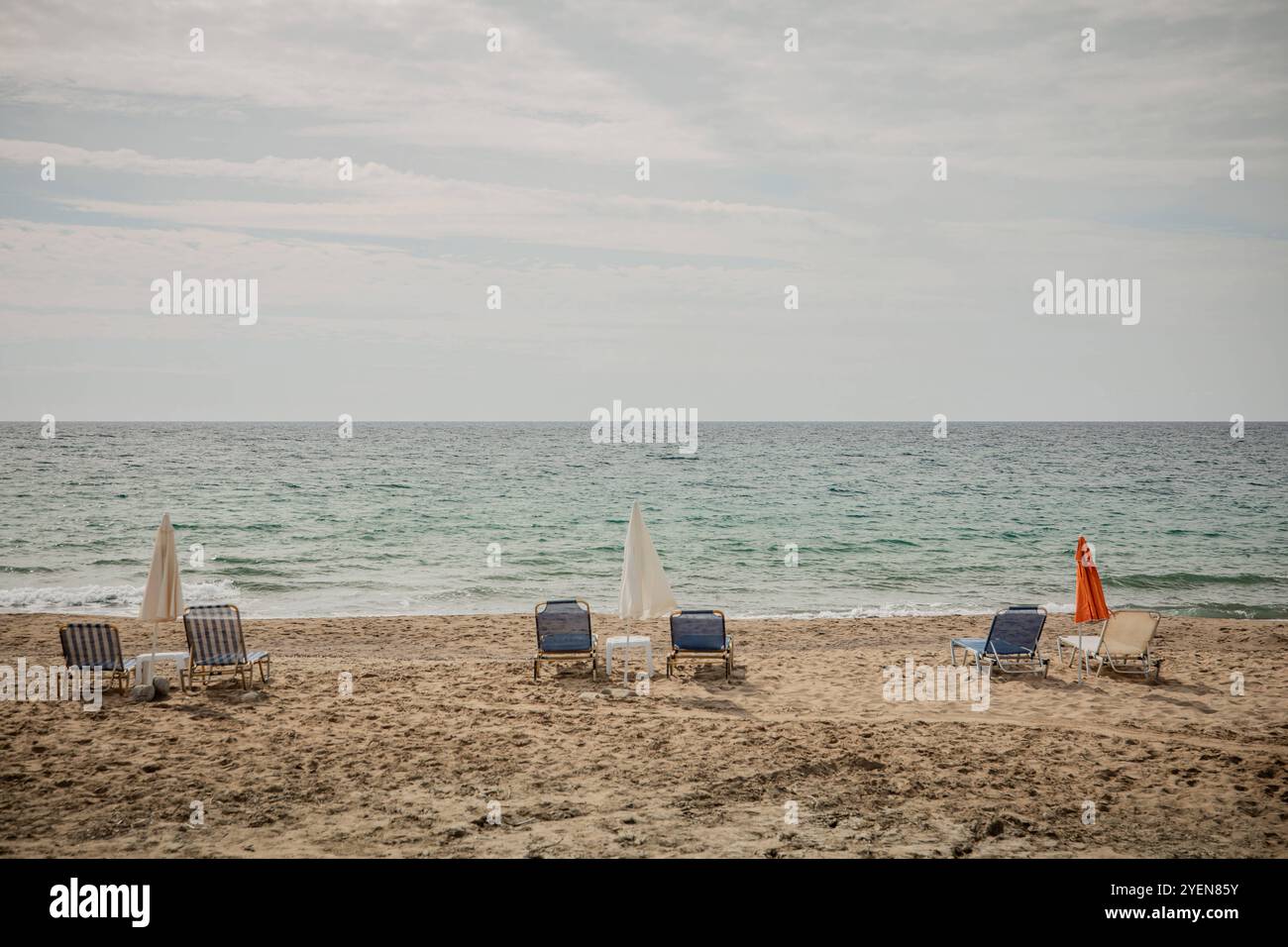 Strand Ein menschenleerer Strand auf der Insel Korfu, Griechenland *** Spiaggia deserta sull'isola di Corfù, Grecia Copyright: XNikolaixKislichkox 6M6A7202 Foto Stock