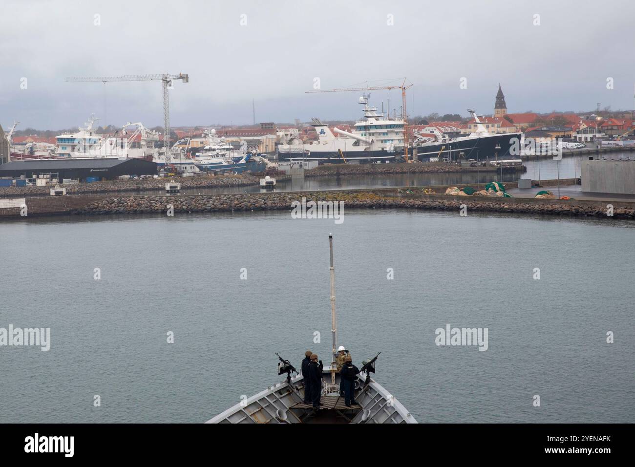 SKAGEN, Danimarca (29 ottobre 2024) l'incrociatore missilistico guidato classe Ticonderoga USS Gettysburg (CG 64) si tira a Skagen, Danimarca, per condurre un'evoluzione del trasferimento di munizioni con il Navy Cargo Handling Battalion (NCHB) 10 e la Royal Danish Navy come parte dell'attività di vigilanza marittima diretta dalla NATO Neptune Strike 24-2, ottobre 29. NEST 24-2 è la naturale evoluzione della capacità della NATO di integrare le capacità di attacco marittimo e di spedizione di fascia alta dei gruppi di attacco delle portaerei per difendere e proteggere la sicurezza, la pace e l’ordine internazionale basato sulle regole delle nazioni alleate. (Foto della Marina degli Stati Uniti di Foto Stock
