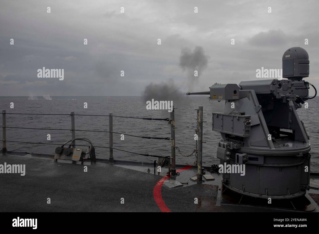 STRETTO DANESE (28 ottobre 2024) l'incrociatore missilistico guidato classe Ticonderoga USS Gettysburg (CG 64) conduce un fuoco vivo della sua mitragliatrice Mark 38 25 mm, ottobre 28. Gettysburg, assegnata al Harry S. Truman Carrier Strike Group (HSTCSG), è in uno spiegamento programmato nella sesta area di operazioni della flotta statunitense a supporto delle forze navali USA Europa-Africa per difendere gli interessi degli Stati Uniti, alleati e partner. (Foto della Marina degli Stati Uniti di Kaitlin Young, specialista della comunicazione di massa di seconda classe) Foto Stock