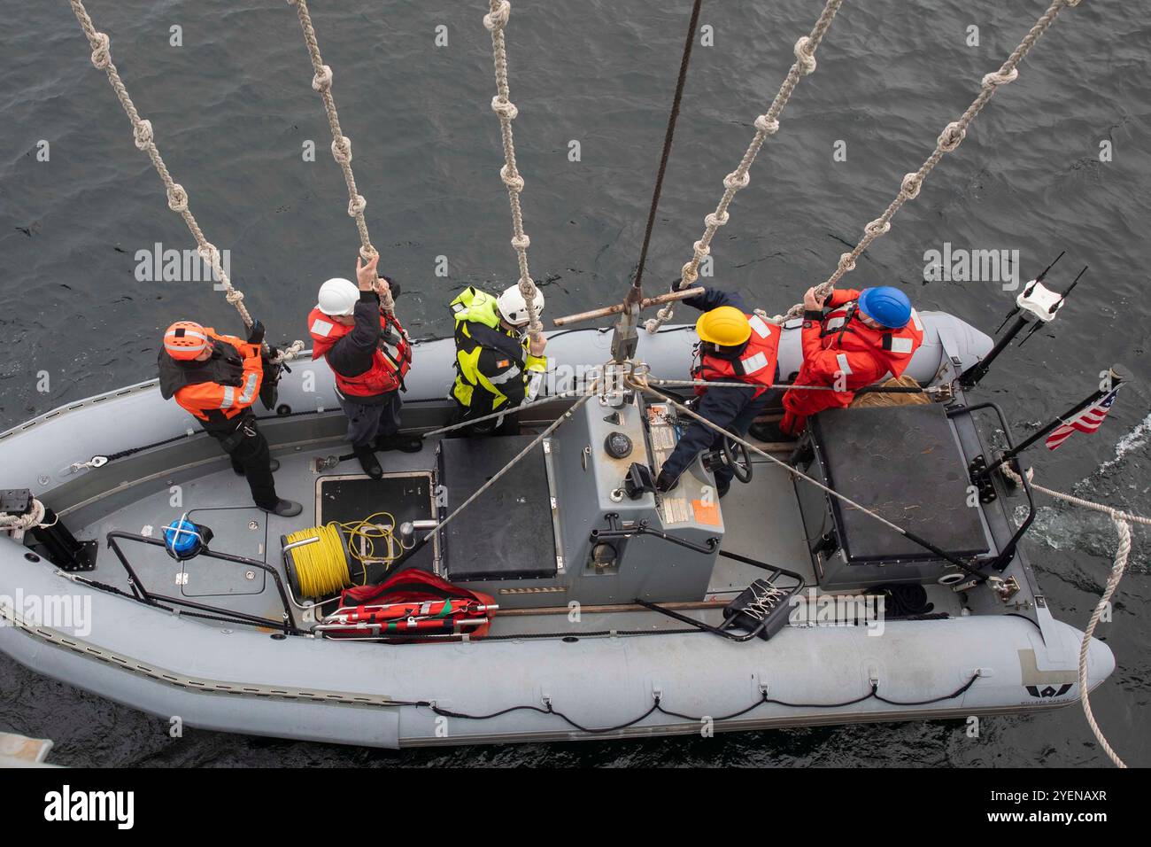 DANISH STRAITS (28 ottobre 2024) Sailors, assegnati all'incrociatore missilistico guidato classe Ticonderoga USS Gettysburg (CG 64), e un membro della Royal Danish Navy tengono corde man man man man man man man man man man man mano che vengono abbassate in acqua su un gommone a scafo rigido al largo delle coste della Danimarca, ottobre 28. Gettysburg, assegnata al Harry S. Truman Carrier Strike Group (HSTCSG), è in uno spiegamento programmato nella sesta area di operazioni della flotta statunitense a supporto delle forze navali USA Europa-Africa per difendere gli interessi degli Stati Uniti, alleati e partner. (Foto della Marina degli Stati Uniti di Kaitlin Young, specialista della comunicazione di massa di seconda classe) Foto Stock