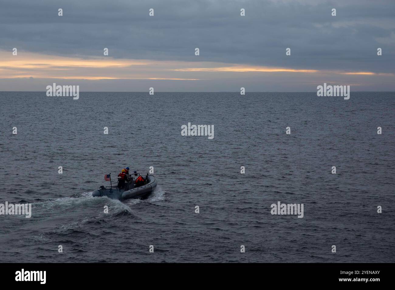 DANISH STRAITS (28 ottobre 2024) Sailors, assegnati all'incrociatore missilistico guidato classe Ticonderoga USS Gettysburg (CG 64), conducono operazioni su piccole imbarcazioni in un gommone a scafo rigido al largo della costa danese, ottobre 28. Gettysburg, assegnata al Harry S. Truman Carrier Strike Group (HSTCSG), è in uno spiegamento programmato nella sesta area di operazioni della flotta statunitense a supporto delle forze navali USA Europa-Africa per difendere gli interessi degli Stati Uniti, alleati e partner. (Foto della Marina degli Stati Uniti di Kaitlin Young, specialista della comunicazione di massa di seconda classe) Foto Stock