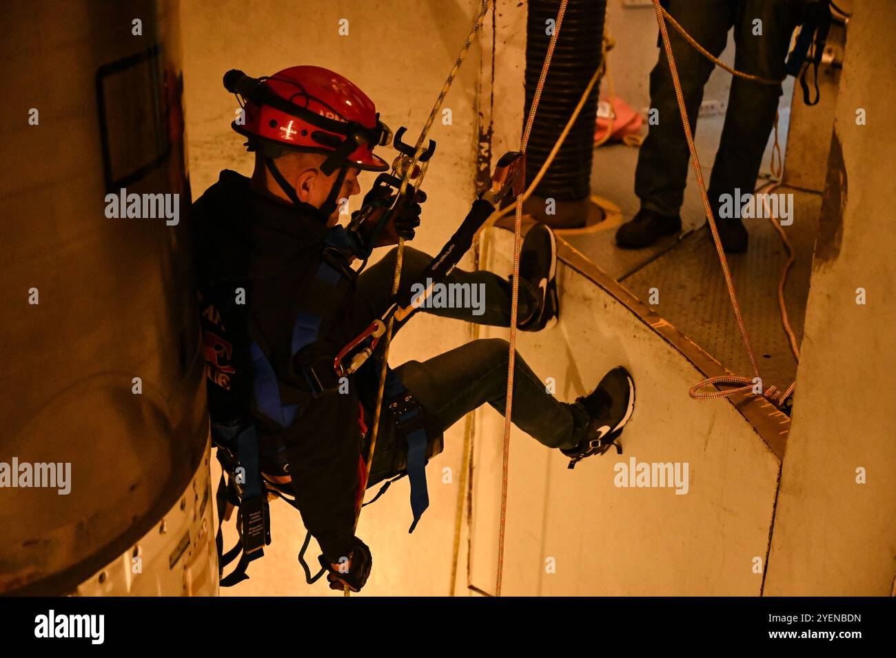 I membri dei vigili del fuoco della F.E. Warren, Minot e della Malmstrom Air Force base partecipano ad un'esercitazione di soccorso missilistico presso la F.E. Warren Air Force base, Wyoming, 26 ottobre 2024. AD ESEMPIO Warren AFB, Wyoming, Minot AFB, North Dakota e Malmstrom AFB, Montana, esperti di soccorso antincendio si sono Uniti e hanno partecipato al Global Strike Joint Missile Silo Rescue Working Group per addestrarsi alla possibilità di incidenti nelle strutture di lancio. (Foto U.S. Air Force di Airman 1st Class Mattison Cole) Foto Stock