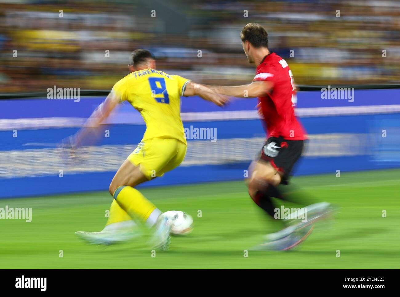 Praga, Cechia - 7 settembre 2024: Roman Yaremchuk dell'Ucraina (L, n. 9) combatte per un pallone con Marash Kumbulla dell'Albania (n. 5) durante la partita della UEFA Nations League all'Epet Arena di Praga Foto Stock