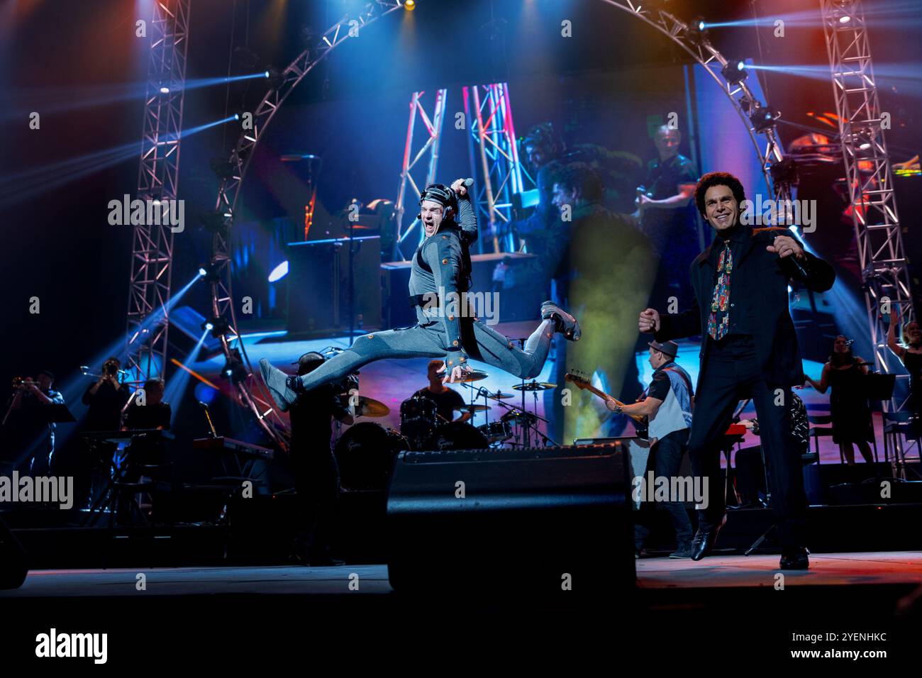 DATA DI RILASCIO: 17 gennaio 2025. TITOLO: Better Man. STUDIO: Sina Studios. DIRETTORE: Michael Gracey. TRAMA: Un singolare profilo della superstar pop britannica Robbie Williams. INTERPRETATO DA: JONNO DAVIES nel ruolo di Robbie Williams, NICK NICOLAS nel ruolo di Tom Jones. (Immagine di credito: © Sina Studios/Entertainment Pictures/ZUMAPRESS.com) SOLO PER USO EDITORIALE! Non per USO commerciale! Foto Stock