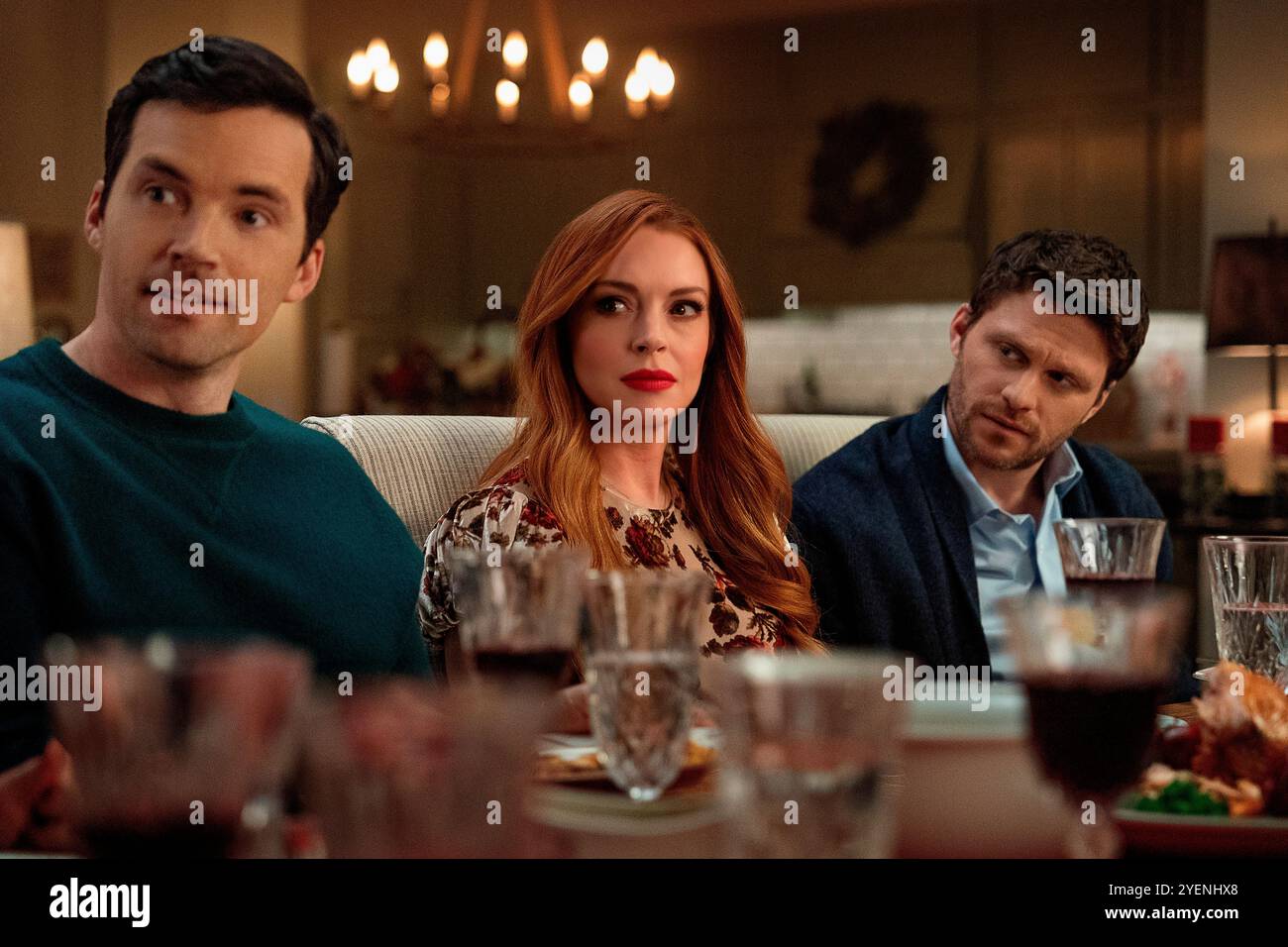 DATA DI RILASCIO: 27 novembre 2024. TITOLO: Il nostro piccolo segreto. STUDIO: Netflix. DIRETTORE: Stephen Herek. TRAMA: Due ex risentiti devono passare il Natale insieme dopo aver appreso che i loro nuovi partner sono fratelli. INTERPRETATO DA: (L-R) IAN HARDING nel ruolo di Logan, LINDSAY LOHAN nel ruolo di Avery, JON RUDNITSKY nel ruolo di Cameron. (Immagine di credito: © Netflix/Entertainment Pictures/ZUMAPRESS.com) SOLO PER USO EDITORIALE! Non per USO commerciale! Foto Stock