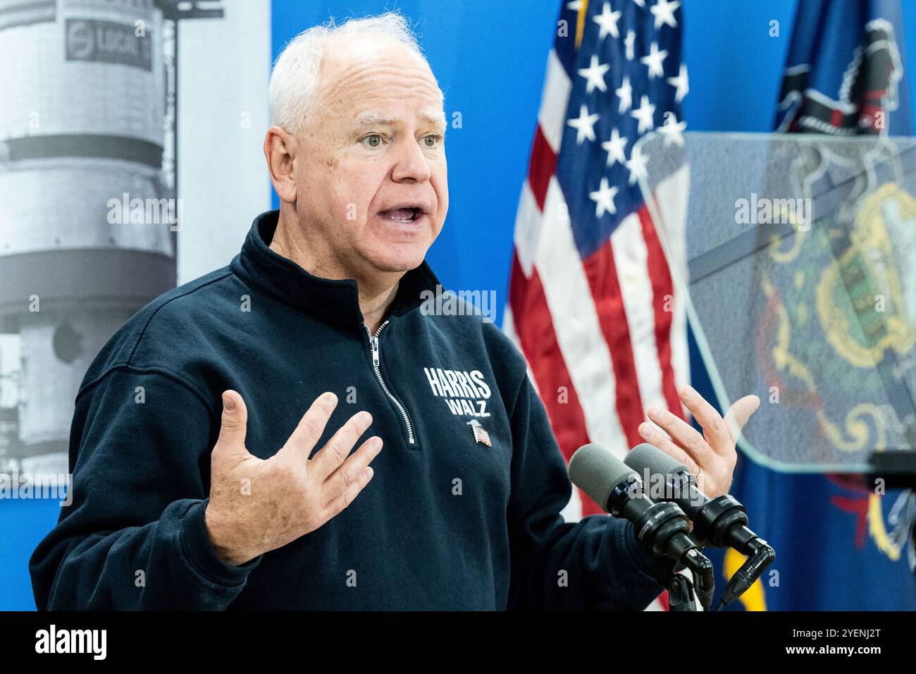 Levittown, Stati Uniti. 31 ottobre 2024. Il governatore del Minnesota Tim Walz (D) ha parlato ad un evento della campagna alla Boilermakers Local 13 Labor Hall di Levittown, Pennsylvania. Credito: SOPA Images Limited/Alamy Live News Foto Stock