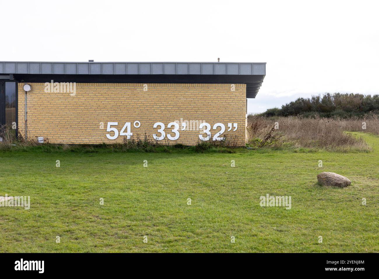 Gedser Odde - 30.10.2024 Die Gedser Marinestation informiert über die Geschichte des Ortes, Die Geologie, Die Natur und den Windpark Nysted auf Rodsand. In der Mitte der Sydsten Südstein, der den südlichsten Punkt Dänemarks symbolisiert - . Die Steilküste Gedser Odde, auf der dänischen insel Falster ist der südlichste Punkt von Dänemark, sowie Skandinavien Gedser Gedser Odde Falster Dänemark *** Gedser Odde 30 10 2024 il Gedser Marinestation informa sulla storia del luogo, la geologia, la natura e il parco eolico Nysted on Rodsand nel mezzo della pietra Sud di Sydsten, quale simbolo Foto Stock