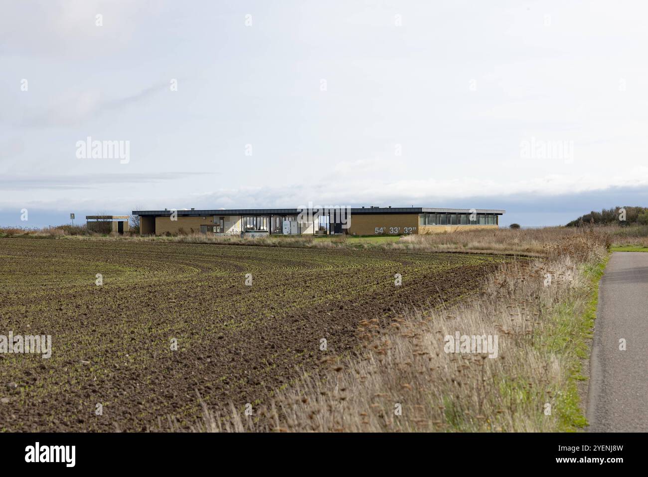 Gedser Odde - 30.10.2024 Die Gedser Marinestation informiert über die Geschichte des Ortes, Die Geologie, Die Natur und den Windpark Nysted auf Rodsand. In der Mitte der Sydsten Südstein, der den südlichsten Punkt Dänemarks symbolisiert - . Die Steilküste Gedser Odde, auf der dänischen insel Falster ist der südlichste Punkt von Dänemark, sowie Skandinavien Gedser Gedser Odde Falster Dänemark *** Gedser Odde 30 10 2024 il Gedser Marinestation informa sulla storia del luogo, la geologia, la natura e il parco eolico Nysted on Rodsand nel mezzo della pietra Sud di Sydsten, quale simbolo Foto Stock