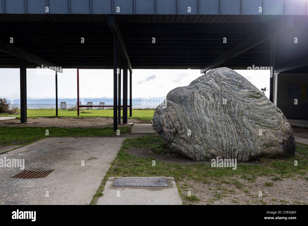 Gedser Odde - 30.10.2024 Die Gedser Marinestation informiert über die Geschichte des Ortes, Die Geologie, Die Natur und den Windpark Nysted auf Rodsand. In der Mitte der Sydsten Südstein, der den südlichsten Punkt Dänemarks symbolisiert - . Die Steilküste Gedser Odde, auf der dänischen insel Falster ist der südlichste Punkt von Dänemark, sowie Skandinavien Gedser Gedser Odde Falster Dänemark *** Gedser Odde 30 10 2024 il Gedser Marinestation informa sulla storia del luogo, la geologia, la natura e il parco eolico Nysted on Rodsand nel mezzo della pietra Sud di Sydsten, quale simbolo Foto Stock
