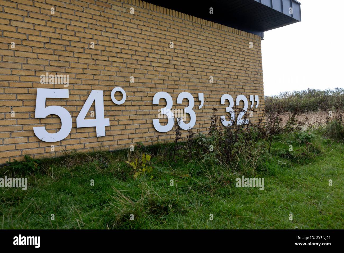 Gedser Odde - 30.10.2024 Die Gedser Marinestation informiert über die Geschichte des Ortes, Die Geologie, Die Natur und den Windpark Nysted auf Rodsand. In der Mitte der Sydsten Südstein, der den südlichsten Punkt Dänemarks symbolisiert - . Die Steilküste Gedser Odde, auf der dänischen insel Falster ist der südlichste Punkt von Dänemark, sowie Skandinavien Gedser Gedser Odde Falster Dänemark *** Gedser Odde 30 10 2024 il Gedser Marinestation informa sulla storia del luogo, la geologia, la natura e il parco eolico Nysted on Rodsand nel mezzo della pietra Sud di Sydsten, quale simbolo Foto Stock