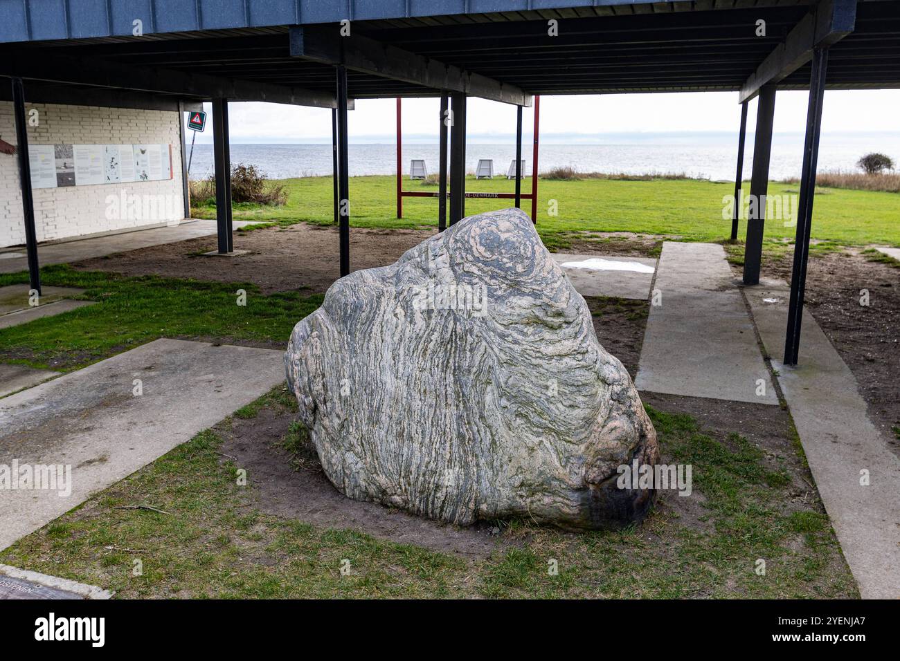 Gedser Odde - 30.10.2024 Die Gedser Marinestation informiert über die Geschichte des Ortes, Die Geologie, Die Natur und den Windpark Nysted auf Rodsand. In der Mitte der Sydsten Südstein, der den südlichsten Punkt Dänemarks symbolisiert - . Die Steilküste Gedser Odde, auf der dänischen insel Falster ist der südlichste Punkt von Dänemark, sowie Skandinavien Gedser Gedser Odde Falster Dänemark *** Gedser Odde 30 10 2024 il Gedser Marinestation informa sulla storia del luogo, la geologia, la natura e il parco eolico Nysted on Rodsand nel mezzo della pietra Sud di Sydsten, quale simbolo Foto Stock