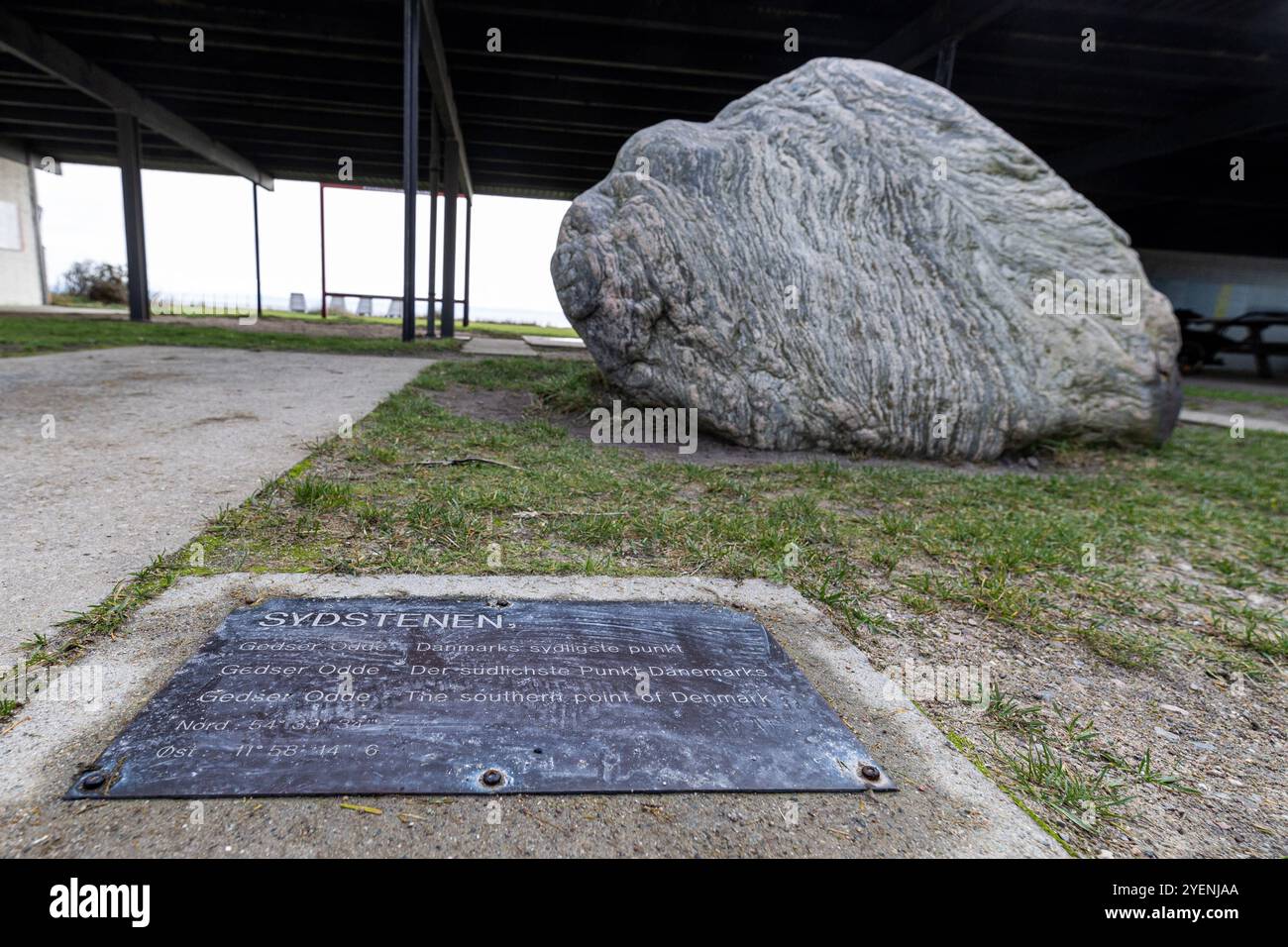 Gedser Odde - 30.10.2024 Die Gedser Marinestation informiert über die Geschichte des Ortes, Die Geologie, Die Natur und den Windpark Nysted auf Rodsand. In der Mitte der Sydsten Südstein, der den südlichsten Punkt Dänemarks symbolisiert - . Die Steilküste Gedser Odde, auf der dänischen insel Falster ist der südlichste Punkt von Dänemark, sowie Skandinavien Gedser Gedser Odde Falster Dänemark *** Gedser Odde 30 10 2024 il Gedser Marinestation informa sulla storia del luogo, la geologia, la natura e il parco eolico Nysted on Rodsand nel mezzo della pietra Sud di Sydsten , che simbo Foto Stock