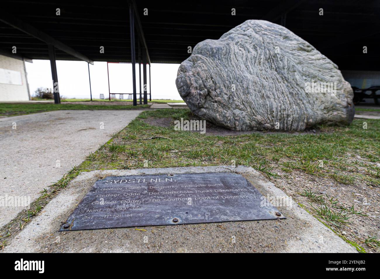 Gedser Odde - 30.10.2024 Die Gedser Marinestation informiert über die Geschichte des Ortes, Die Geologie, Die Natur und den Windpark Nysted auf Rodsand. In der Mitte der Sydsten Südstein, der den südlichsten Punkt Dänemarks symbolisiert - . Die Steilküste Gedser Odde, auf der dänischen insel Falster ist der südlichste Punkt von Dänemark, sowie Skandinavien Gedser Gedser Odde Falster Dänemark *** Gedser Odde 30 10 2024 il Gedser Marinestation informa sulla storia del luogo, la geologia, la natura e il parco eolico Nysted on Rodsand nel mezzo della pietra Sud di Sydsten, quale simbolo Foto Stock