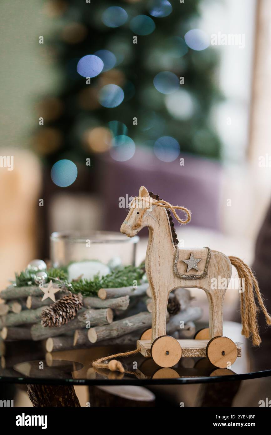 Decorazione in legno del cavallo giocattolo su un tavolo festivo. Foto Stock