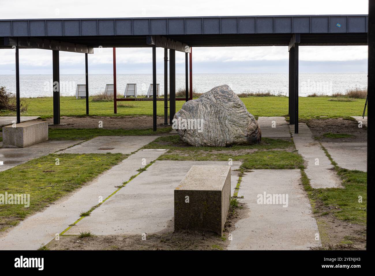 Gedser Odde - 30.10.2024 Die Gedser Marinestation informiert über die Geschichte des Ortes, Die Geologie, Die Natur und den Windpark Nysted auf Rodsand. In der Mitte der Sydsten Südstein, der den südlichsten Punkt Dänemarks symbolisiert - . Die Steilküste Gedser Odde, auf der dänischen insel Falster ist der südlichste Punkt von Dänemark, sowie Skandinavien Gedser Gedser Odde Falster Dänemark *** Gedser Odde 30 10 2024 il Gedser Marinestation informa sulla storia del luogo, la geologia, la natura e il parco eolico Nysted on Rodsand nel mezzo della pietra Sud di Sydsten, quale simbolo Foto Stock