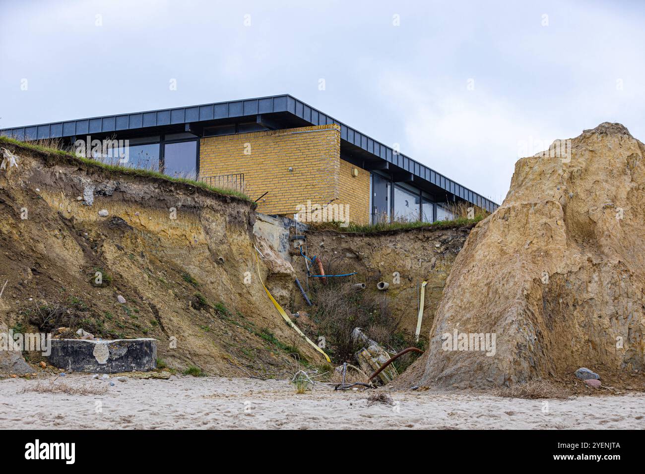 Gedser Odde - 30.10.2024 Die teilweise unterspülte Gedser Marinestation informiert über die Geschichte des Ortes, Die Geologie, Die Natur und den Windpark Nysted auf Rodsand. In der Mitte der Sydsten Südstein, der den südlichsten Punkt Dänemarks symbolisiert - . Die Steilküste Gedser Odde, auf der dänischen insel Falster ist der südlichste Punkt von Dänemark, sowie Skandinavien Gedser Gedser Odde Falster Dänemark *** Gedser Odde 30 10 2024 la Gedser Marinestation parzialmente sommersa informa sulla storia del luogo, la geologia, la natura e il parco eolico Nysted on Rodsand nel mezzo del Foto Stock