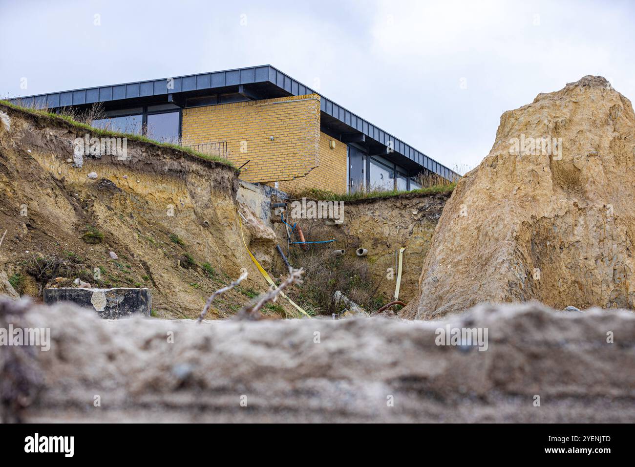 Gedser Odde - 30.10.2024 Die teilweise unterspülte Gedser Marinestation informiert über die Geschichte des Ortes, Die Geologie, Die Natur und den Windpark Nysted auf Rodsand. In der Mitte der Sydsten Südstein, der den südlichsten Punkt Dänemarks symbolisiert - . Die Steilküste Gedser Odde, auf der dänischen insel Falster ist der südlichste Punkt von Dänemark, sowie Skandinavien Gedser Gedser Odde Falster Dänemark *** Gedser Odde 30 10 2024 la Gedser Marinestation parzialmente sommersa informa sulla storia del luogo, la geologia, la natura e il parco eolico Nysted on Rodsand nel mezzo del Foto Stock
