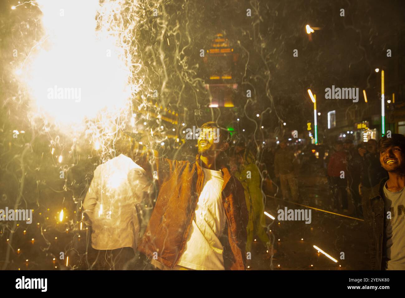 Srinagar, India. 31 ottobre 2024. Un uomo indù accende i cracker mentre celebra Diwali, il festival delle luci nella torre dell'orologio nel centro della città di Srinagar, la capitale estiva del Jammu e del Kashmir. Diwali, noto anche come Deepavali, e il ''festival delle luci'', è uno dei festival più popolari dell'induismo che viene celebrato in tutto il mondo. Simboleggia la "vittoria spirituale della luce sull'oscurità, il bene sul male e la conoscenza sull'ignoranza". (Foto di Faisal Bashir/SOPA Images/Sipa USA) credito: SIPA USA/Alamy Live News Foto Stock