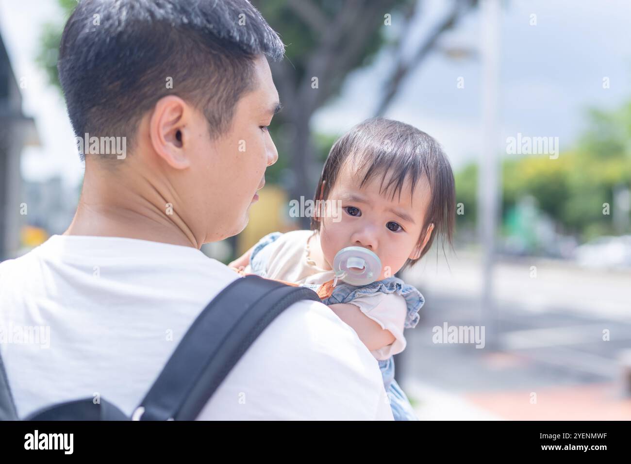 Una ragazza taiwanese di 1 anno che esce con suo padre, un uomo di 20 anni, in una calda giornata di sole per le strade di Taichung, Taiwan, a settembre. Foto Stock