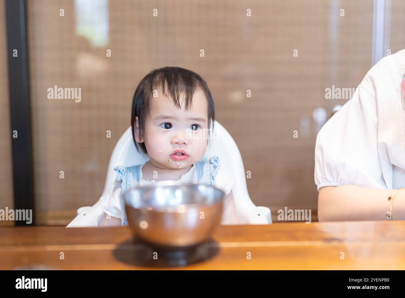 Una ragazza taiwanese di 1 anno che si gusta un pasto con i suoi genitori, un uomo e una donna di 20 anni, in un famoso ristorante cinese a Taichung City, Taiwan. Foto Stock