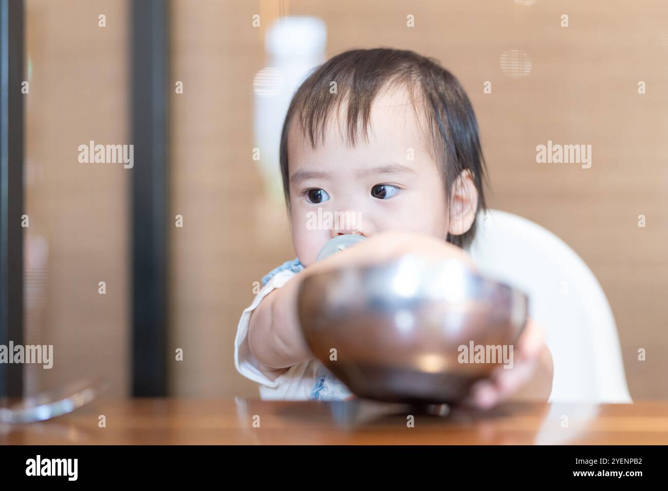 Una ragazza taiwanese di 1 anno che si gusta un pasto con i suoi genitori, un uomo e una donna di 20 anni, in un famoso ristorante cinese a Taichung City, Taiwan. Foto Stock