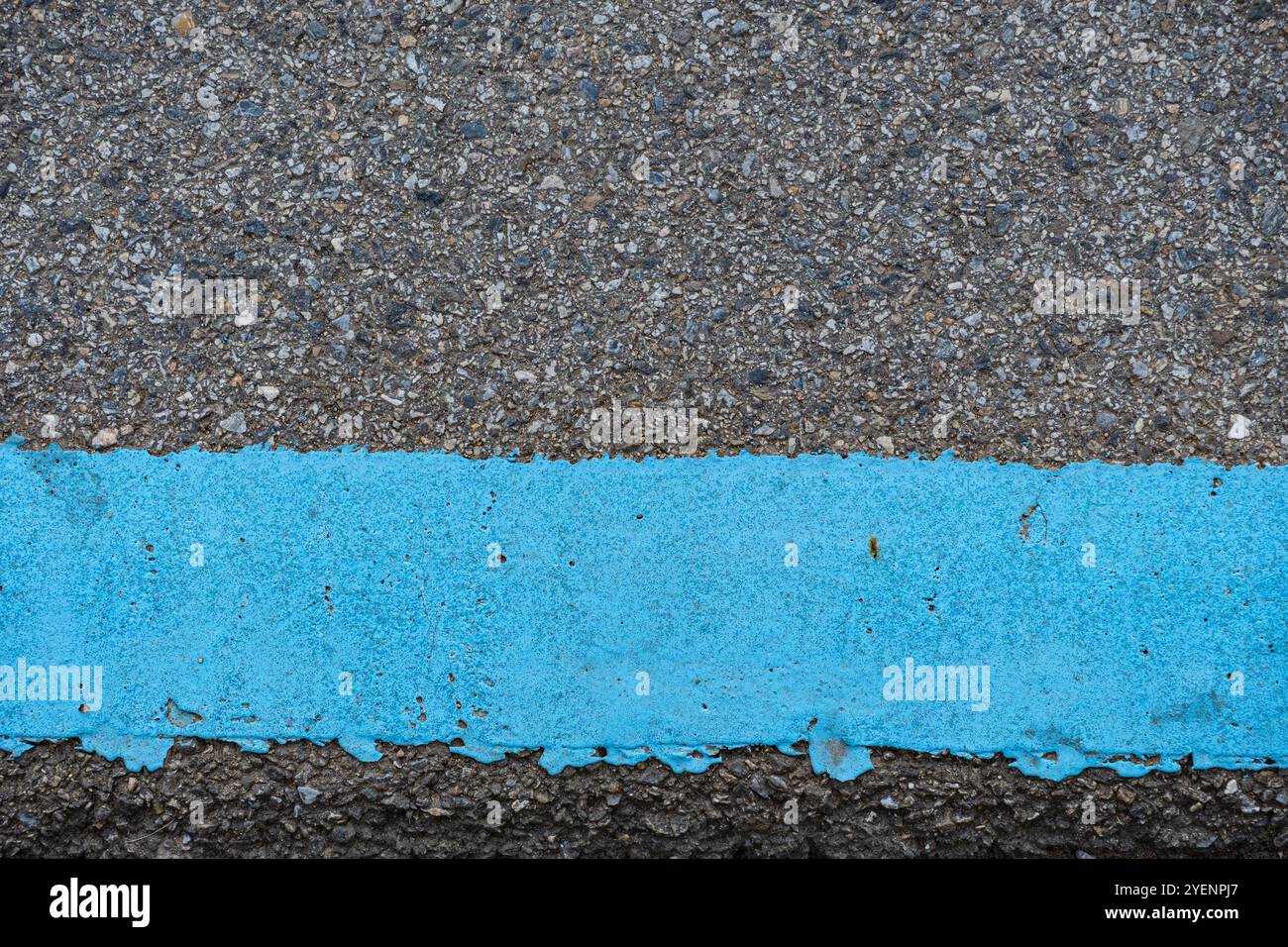 Linea blu sul bordo di una strada asfaltata Foto Stock