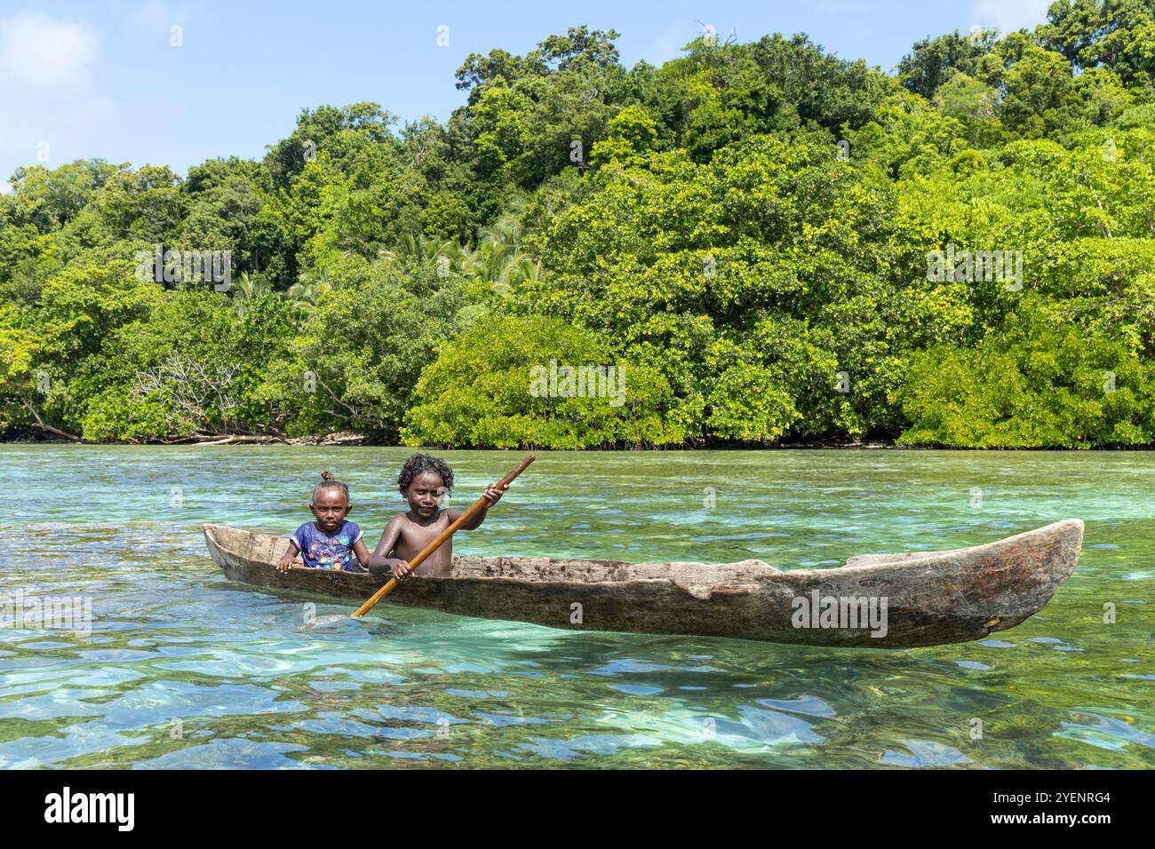 Due bambini piccoli in canoa in canoa nelle Isole Salomone, Melanesia Foto Stock