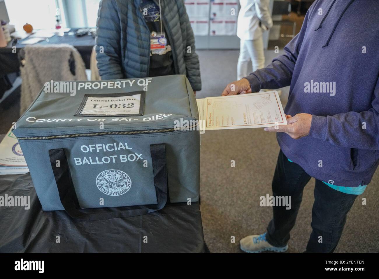 San Diego, Stati Uniti. 31 ottobre 2024. Un votante mette il suo voto nelle urne ufficiali in uno dei primi centri elettorali di San Diego. Le elezioni presidenziali degli Stati Uniti si terranno martedì 5 novembre, con i candidati Trump e Harris. In California, le votazioni anticipate sono iniziate il 26 ottobre e continueranno fino al 5 novembre, con gli elettori in grado di esprimere il proprio voto nei centri di voto designati. Tutti i centri di voto chiuderanno alle 20:00 del giorno delle elezioni. (Foto di Michael ho Wai Lee/SOPA Images/Sipa USA) credito: SIPA USA/Alamy Live News Foto Stock