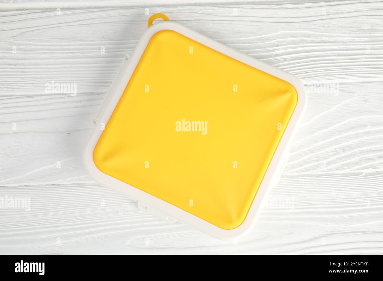 Scatola sandwich in plastica su tavolo in legno bianco, vista dall'alto Foto Stock