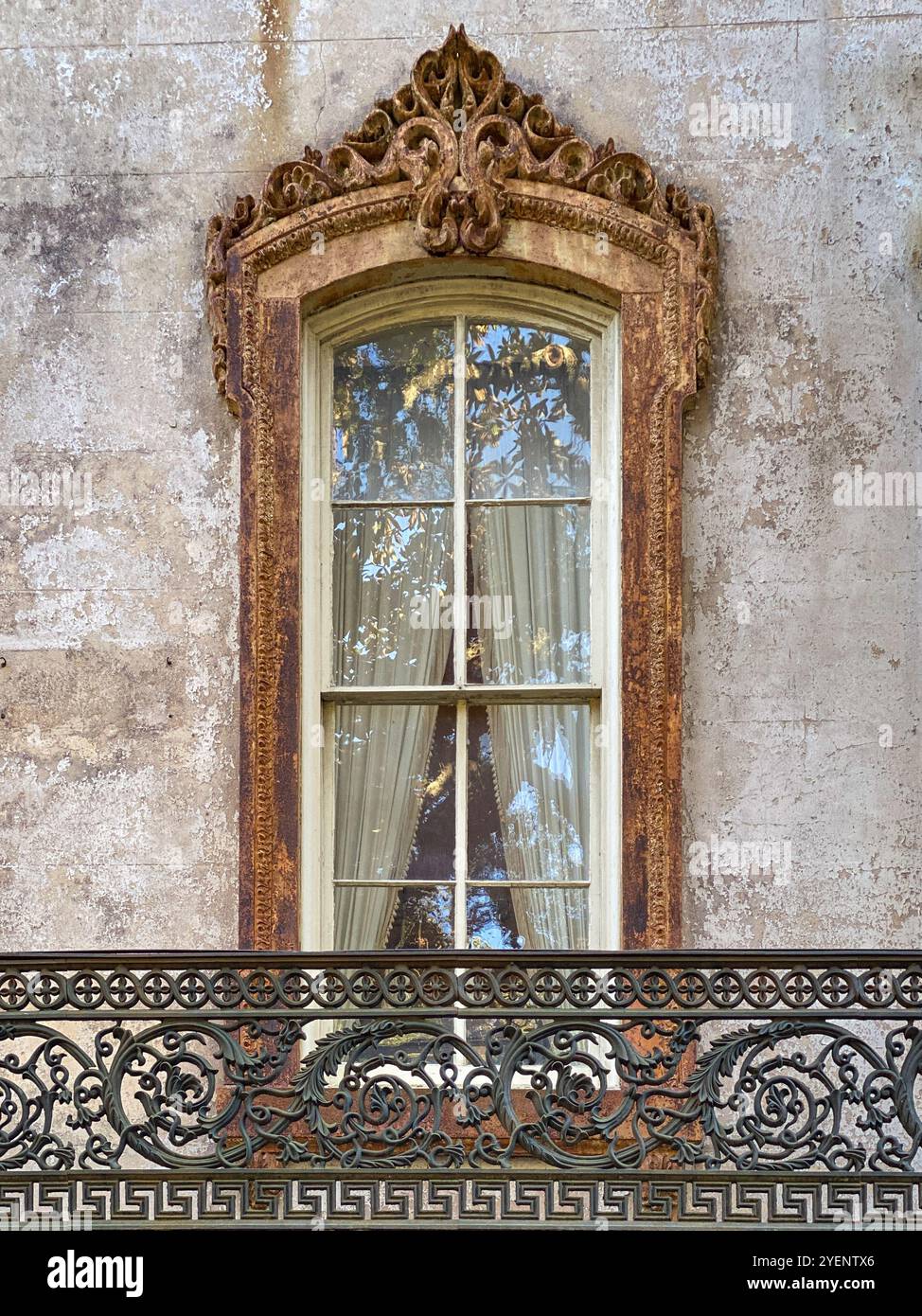 Finestra storica lungo Monterey Square, Savannah, Georgia Foto Stock