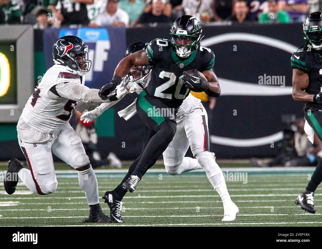 East Rutherford, New Jersey. 31/10/2024, il running back dei New York Jets Breece Hall (20) cerca un posto per correre contro gli Houston Texans durante una partita della NFL al MetLife Stadium di East Rutherford, New Jersey. Duncan Williams/CSM Foto Stock
