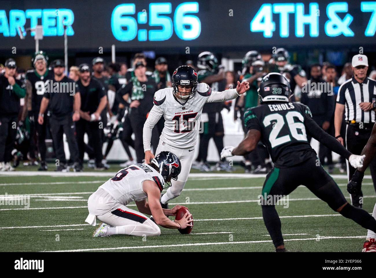 East Rutherford, New Jersey. 31/10/2024, il kicker Ka'imi Fairbairn degli Houston Texans (15) calcia un tentativo di Field goal ma colpisce le barre trasversali contro i New York Jets durante una partita NFL al MetLife Stadium di East Rutherford, New Jersey. Duncan Williams/CSM Foto Stock