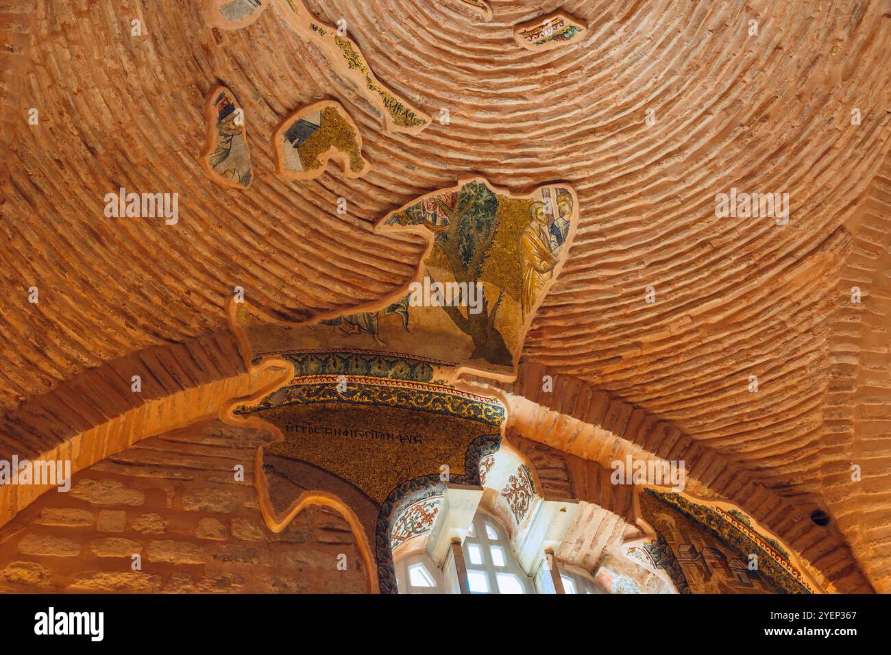 Mosaici danneggiati della chiesa di Chora o della moschea di Kariye. Istanbul Turchia - 8.17.2024 Foto Stock