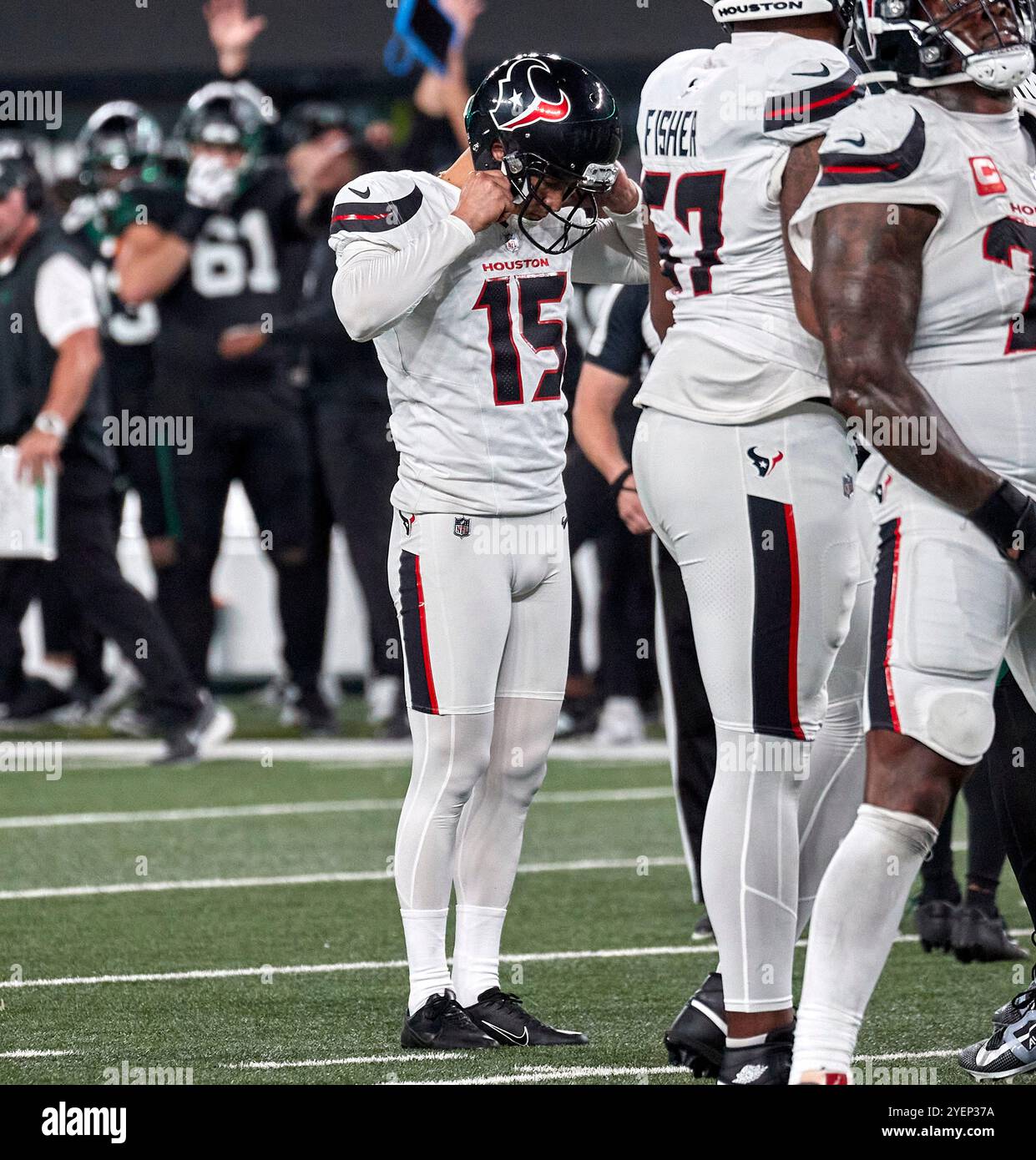 East Rutherford, New Jersey. 31/10/2024, il kicker Ka'imi Fairbairn degli Houston Texans (15) reagisce dopo che il suo tentativo di Field goal ha colpito le barre trasversali contro i New York Jets durante una partita NFL al MetLife Stadium di East Rutherford, New Jersey. Duncan Williams/CSM Foto Stock