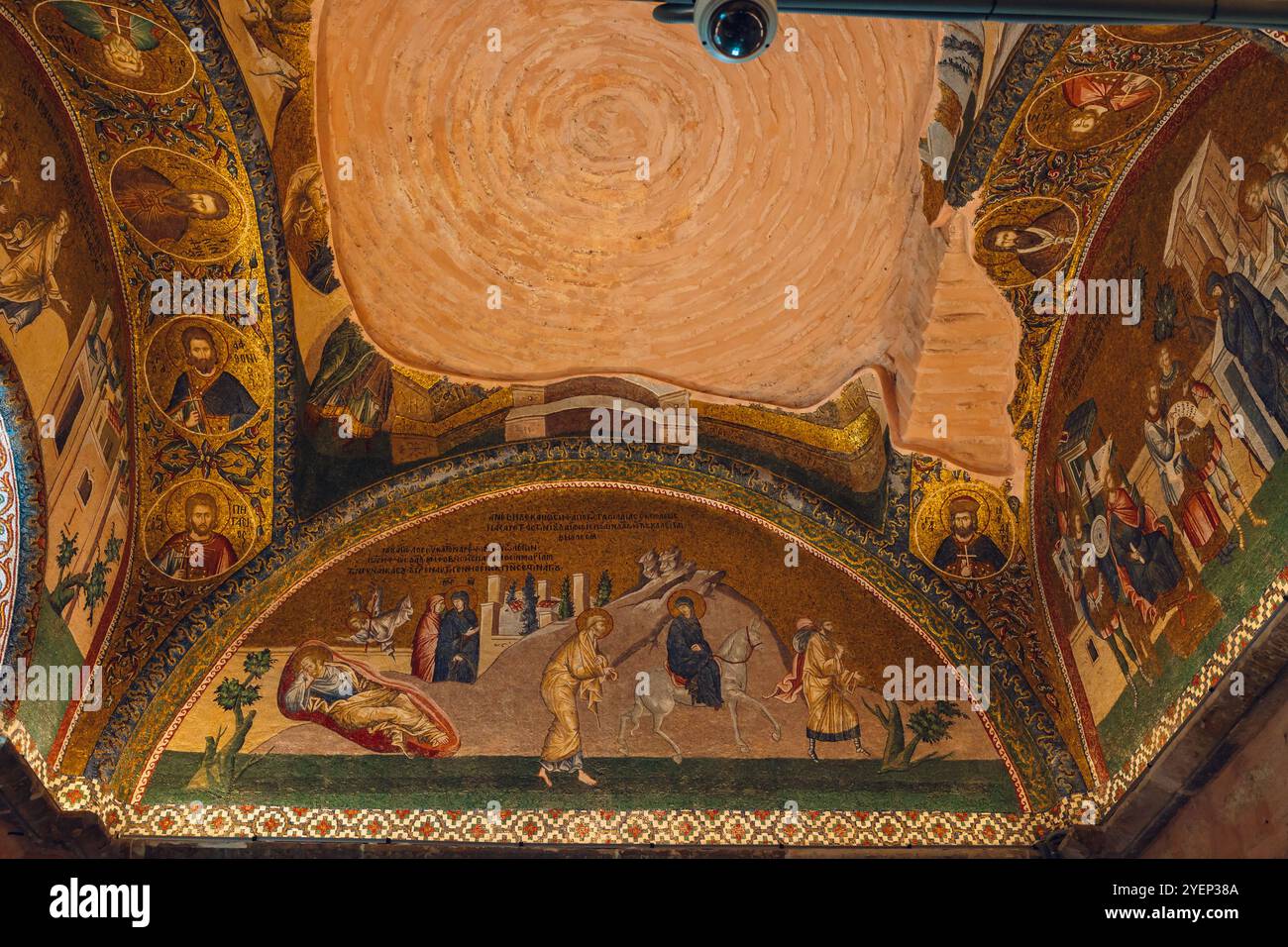 Vista interna della chiesa di Chora o della moschea di Kariye. Mosaici danneggiati sui soffitti. Istanbul Turchia - 8.17.2024 Foto Stock
