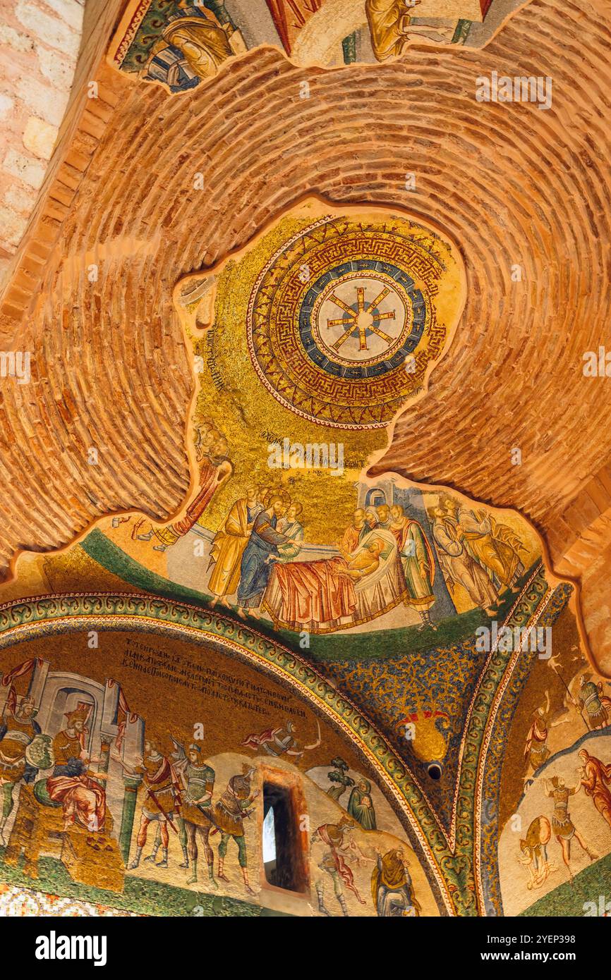 Vista interna della chiesa di Chora con mosaici danneggiati del soffitto. Istanbul Turchia - 8.17.2024 Foto Stock
