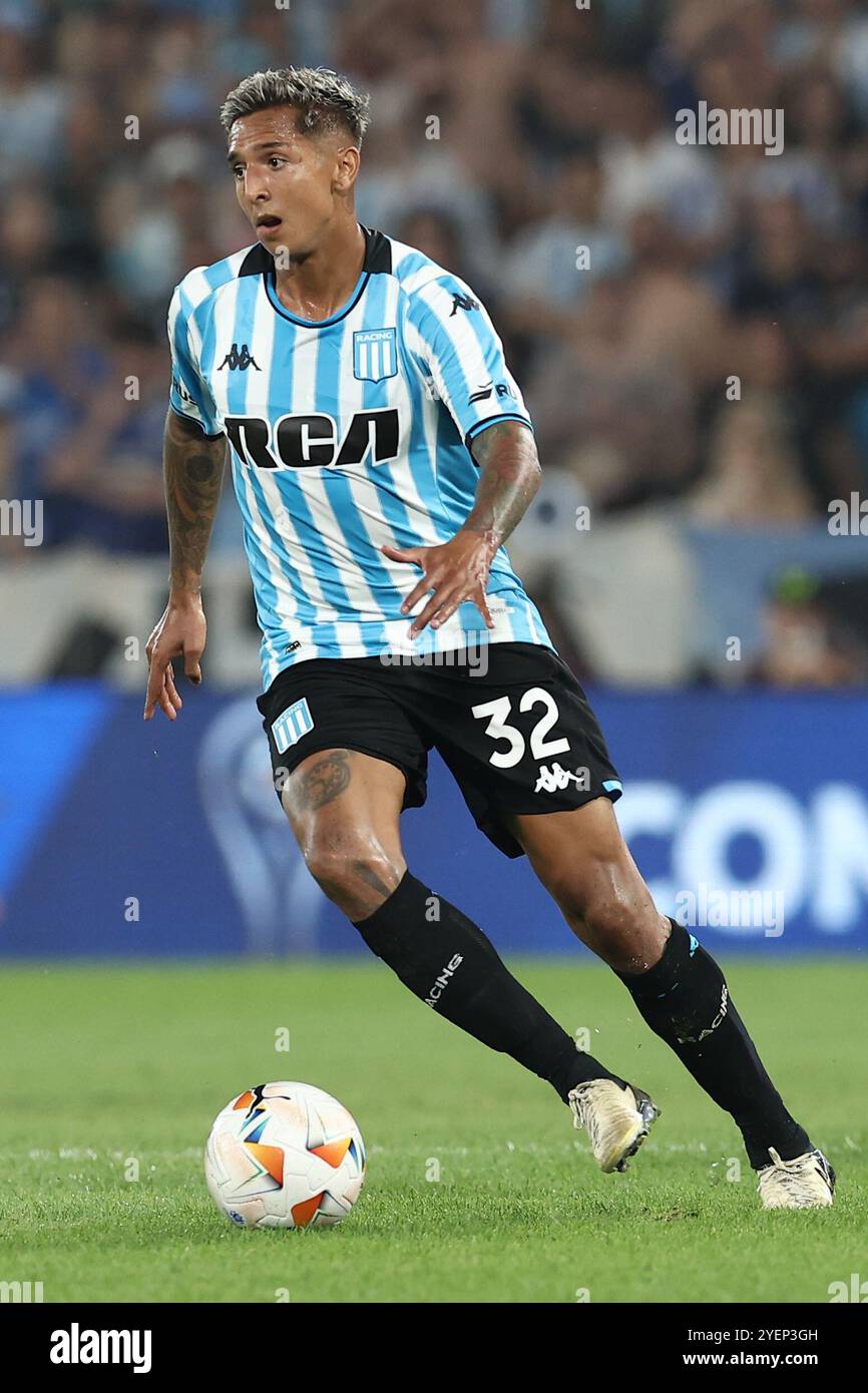 Il centrocampista argentino del Racing Club Agustin Almendra guarda avanti durante la semifinale di Coppa Sudamericana contro il Brasile Corinthians, allo stadio Presidente Peron di Avellaneda, provincia di Buenos Aires, Argentina, il 31 ottobre 2024. Il Racing Club vinse per 2-1 e si qualificò per la finale del torneo che si disputò ad Asuncion, in Paraguay, il 23 novembre, allo stadio Nueva Olla. Foto Stock