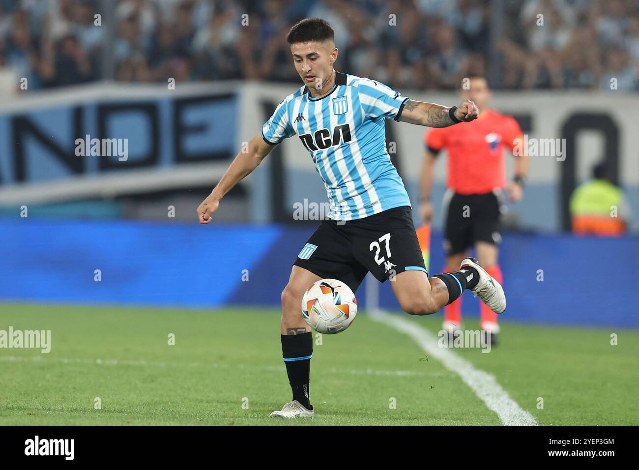 Il difensore del Racing Club Gabriel Rojas guarda durante la semifinale di seconda tappa della CONMEBOL Copa Sudamericana contro il Brasile Corinthians, allo stadio Presidente Peron di Avellaneda, provincia di Buenos Aires, Argentina, il 31 ottobre 2024. Il Racing Club vinse per 2-1 e si qualificò per la finale del torneo che si disputò ad Asuncion, in Paraguay, il 23 novembre, allo stadio Nueva Olla. Foto Stock