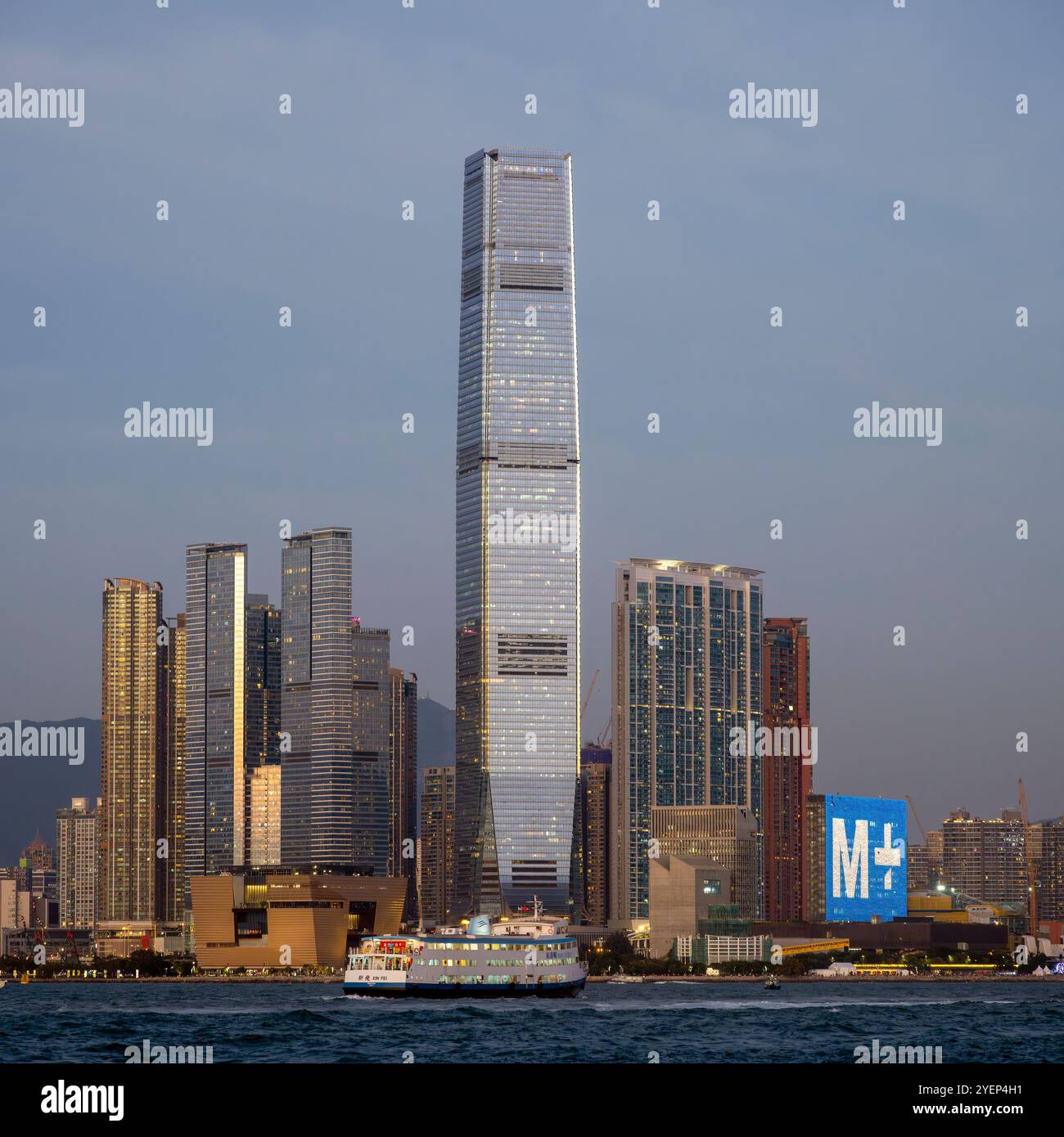 L'ICC International Commerce Centre e il nuovissimo museo M+ di cultura visiva di Hong Kong, Victoria Harbour, Hong Kong, Cina. Foto Stock