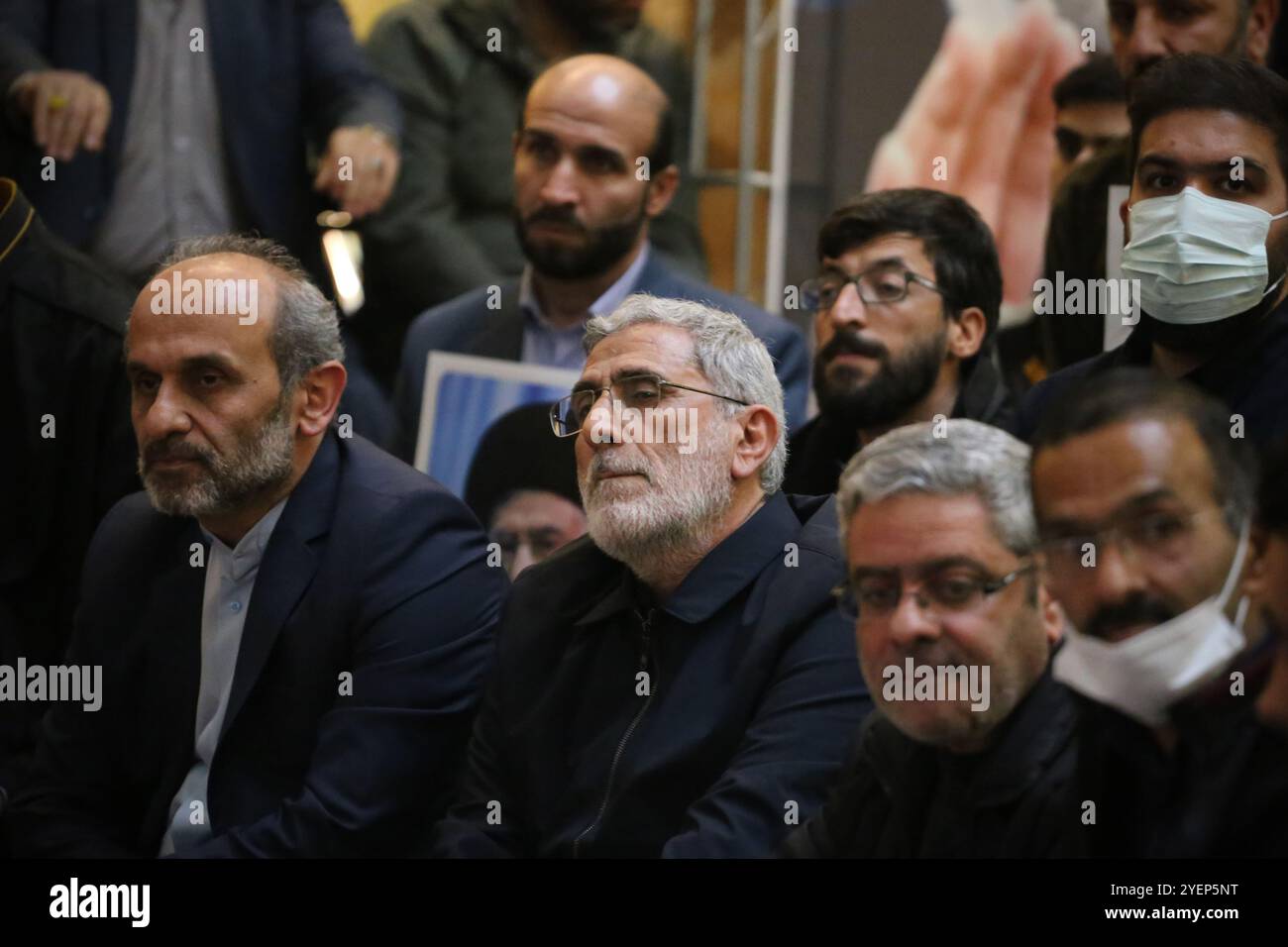 Teheran, Iran. 31 ottobre 2024. Il generale di brigata iraniano ESMAIL QAANI (C), capo della forza Quds del corpo delle guardie rivoluzionarie islamiche (IRGC), partecipa a una cerimonia in Piazza Palestina a Teheran, per commemorare il defunto Hashem Safieddine, un importante chierico che doveva succedere al leader assassinato di Hezbollah Hassan Nasrallah, ucciso da un attacco aereo israeliano a Beirut. Qaani, nominato dal leader supremo dopo la morte di Qasem Soleimani, guida le operazioni extraterritoriali della forza Quds. Nell'ottobre 2024, voci suggerivano che fosse rimasto ferito o ucciso al fianco di Hashem Safieddine nel Th Foto Stock